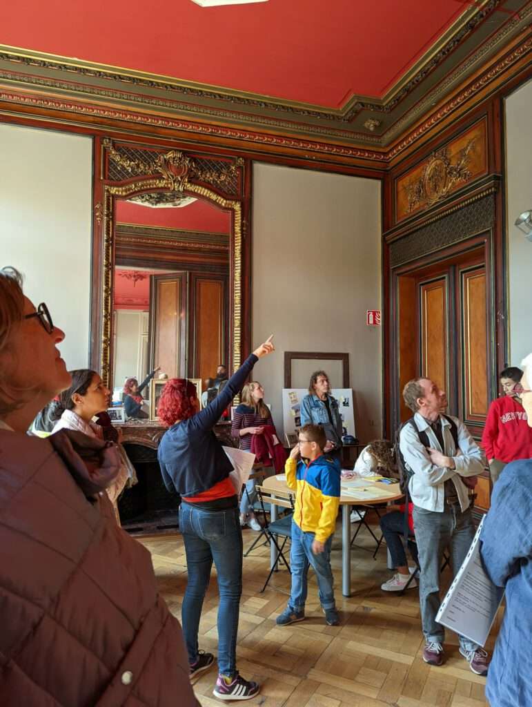 Photo d'une des salles classées de l'ARA, avec ses moulures originales durées, lors d'une visite pour les journées du patrimoine. 