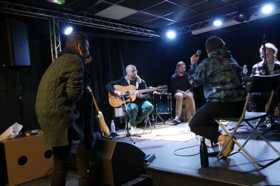 En résidence : AHNA fait muter son alternative metal en acoustique