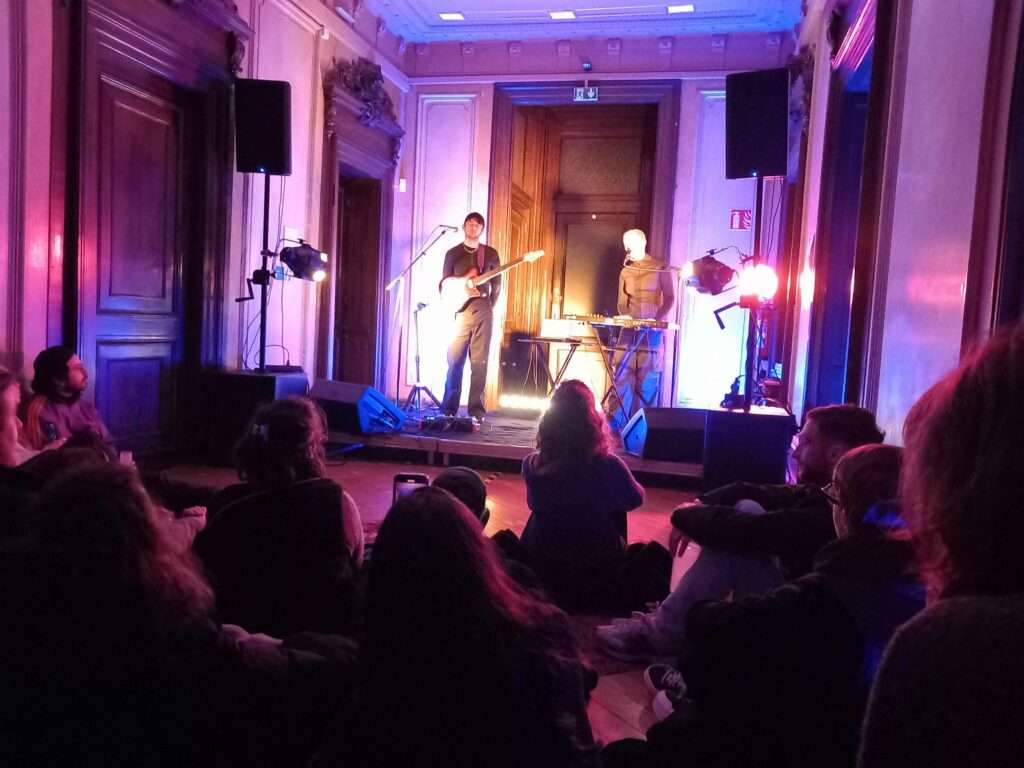 le duo kalupta (basse / chant et clavier / chant) sur scène dans le couloir haut de l'ARA.